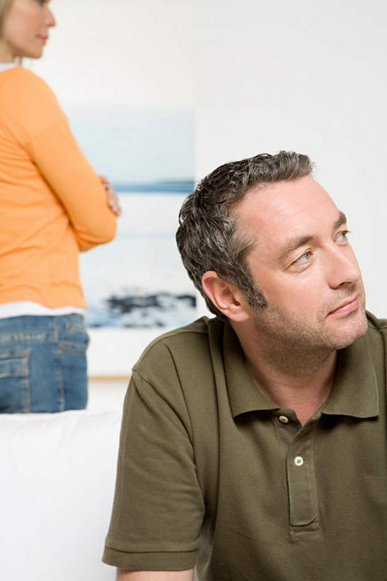 西方人,两个人,夫妻,客厅,站,坐,双手交叉,竖图,室内,白天,正面,爱情,沙发,欧洲,欧洲人,服装,生气,朦胧,模糊,墙,浪漫,休闲装,墙壁,墙面,衣服,白色,站着,休闲,休闲服,恩爱,恋人,服饰,起居室,双手抱胸,气愤,布艺沙发,负气,怄气,客堂,男人,男性,女人,女性,中年男性,中年女性,白种人,夫妇,情侣,站立,坐着,半身,彩图,伴侣