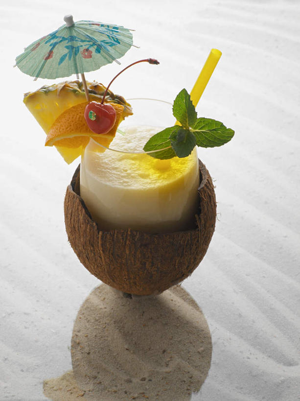 果汁,无人,竖图,俯视,室内,特写,白天,植物,餐桌,桌子,椰子,杯子,水果,叶子,阴影,新鲜,装饰,反射,伞,影子,纸伞,塑料,生食,香料,食品,果实,绿叶,草药,饮品,中药,玻璃制品,食物,饮料,一个,水杯,塑料制品,吸管,香草,嫩叶,摄影,有机食品,绿色食品,影棚,单个,餐台,华丽,修饰,点缀,罗勒,空心,椰奶,可口,紫苏,药材,中草药,小伞,九层塔,圣约瑟夫草,甜罗勒,兰香,中药材,本草,衬托,美观,雅致,雅观,饮管,大椰,胥余,椰瓢,越王头,适口,鸡尾酒伞,酒杯伞,伞签,叶,叶片,玻璃杯,彩图,高角度拍摄,影棚拍摄,拍摄,圆柱状