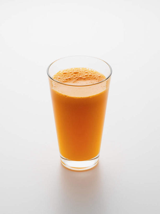 无人,竖图,俯视,室内,特写,白天,白色背景,萝卜,胡萝卜,杯子,阴影,反射,影子,饮品,一杯,蔬菜汁,玻璃制品,饮料,一个,水杯,摄影,影棚,单个,胡萝卜汁,可口,适口,玻璃杯,红萝卜,甘荀,彩图,高角度拍摄,影棚拍摄,拍摄