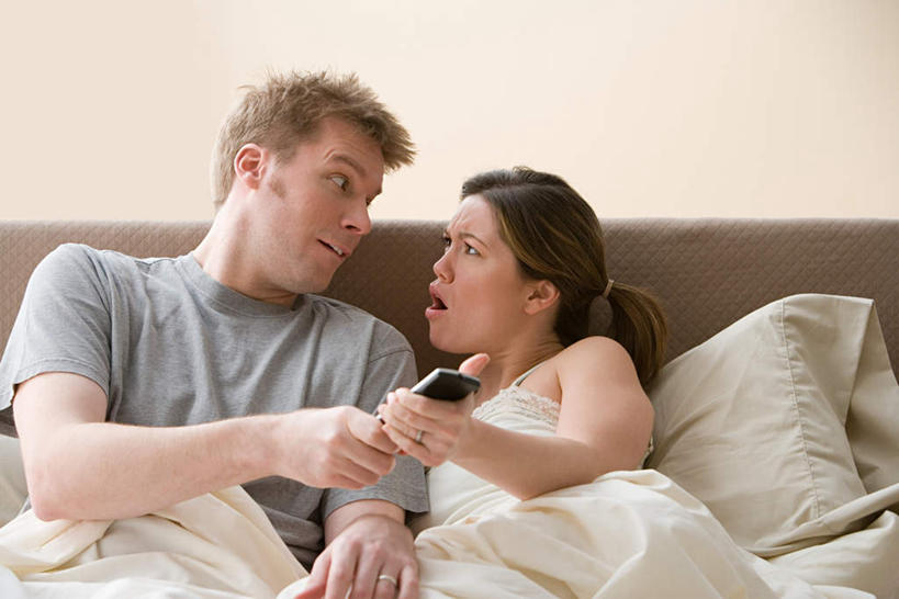 西方人,两个人,夫妻,坐,打电话,横图,室内,白天,正面,爱情,床,靠垫,卧室,电话,手机,欧洲,欧洲人,服装,生气,墙,双人床,床单,靠枕,浪漫,休闲装,通讯设备,被子,墙壁,墙面,衣服,白色,垫子,枕头,张嘴,休闲,休闲服,恩爱,抢夺,愤怒,恋人,服饰,恼怒,被单,愤慨,怒气,气愤,发怒,怒火,情绪,脾气,张大嘴巴,一部,忿怒,怨恨,强烈,气忿,愤恨,肝火,激动,交流,男人,男性,年轻男性,年轻女性,女人,女性,白种人,夫妇,情侣,张开嘴,沟通,通话,坐着,半身,彩图,睡房,卧房,伴侣