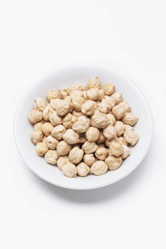 无人,竖图,俯视,室内,特写,白天,白色背景,蔬菜,餐具,一堆,许多,堆叠,堆积,新鲜,碟子,盘,豆类,食品,食物,一个,白色,盘子,碟,摄影,有机食品,绿色食品,影棚,单个,堆,鹰嘴豆,回鹘豆,桃豆,鸡豆,诺胡提,彩图,高角度拍摄,影棚拍摄,拍摄