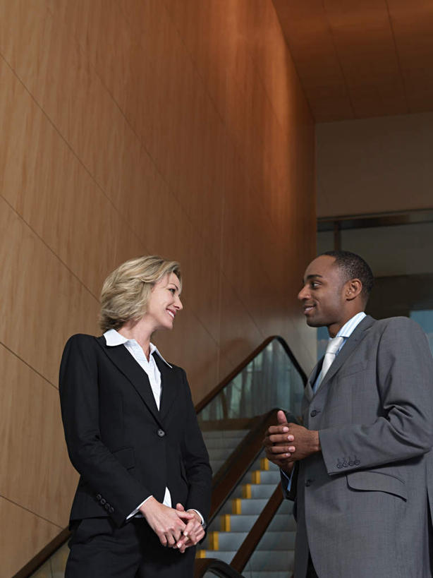 西方人,两个人,伙伴,朋友,商务人士,商务男性,商务女性,站,笑,说,微笑,露齿笑,竖图,室内,白天,仰视,衬衫,讨论,友谊,合作,团队,天花板,电梯,欧洲,非洲,黑人,欧洲人,阴影,套装,光线,影子,电动扶梯,墙,灯光,自动扶梯,运输工具,相视,墙壁,墙面,站着,面对面,战略,对视,相对,商务装,工薪阶层,相看,联合,合谋,交流,配合,协作,男人,男性,年轻男性,女人,女性,中年女性,白种人,非洲人,白领,上班族,沟通,讲话,交谈,商讨,说话,谈话,站立,半身,彩图,低角度拍摄,衬衣,扶手电梯,升降设备,运输带,自动行人电梯,电扶梯