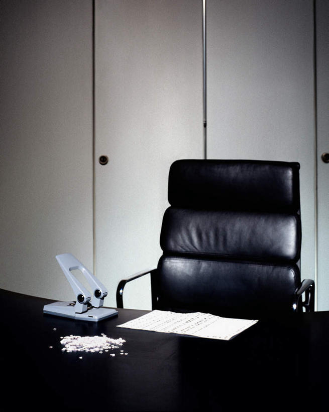 无人,办公室,竖图,室内,白天,正面,家具,门,桌子,静物,椅子,连接,组合,朦胧,模糊,材料,档案,文件,办公桌,墙,办公用品,订书机,凌乱,墙壁,墙面,会议椅,资料,门框,链接,办公椅,混乱,装订,拼接,杠杆,拼凑,文档,订书器,办公家具,拼合,凑集,聚合,撮合,链结,缝合,商务椅,培训椅,纷乱,缭乱,庞杂,彩图