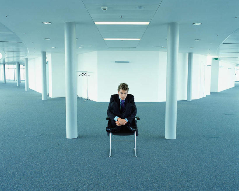 西方人,一个人,商务人士,商务男性,坐,盘腿,横图,室内,白天,正面,衬衫,椅子,照明,欧洲,欧洲人,仅一个男性,仅一个人,套装,柱子,墙,灯光,注视,顶灯,墙壁,墙面,灯,仅一个年轻男性,白色,会议椅,灯具,观察,看,观看,办公椅,照亮,察看,照明设备,关注,商务装,工薪阶层,商务椅,培训椅,男人,男性,年轻男性,白种人,白领,上班族,盘腿而坐,盘膝,盘着腿的,盘着腿坐,双腿交叉,坐着,彩图,全身,衬衣