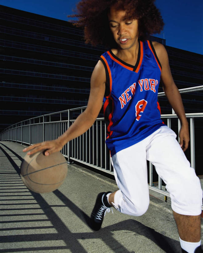 西方人,一个人,栏杆,竖图,室外,白天,仰视,运动服,篮球,欧洲,非洲,黑人,欧洲人,仅一个男性,仅一个人,阴影,服装,朦胧,模糊,光线,影子,围栏,篮球装备,注视,运动器械,护栏,仅一个年轻男性,一个,衣服,蓝色,蓝天,天空,阳光,天,观察,看,健身器械,拍,服饰,晴朗,单个,观看,察看,衣着,穿着,关注,健身器材,篮球运动,万里无云,衣饰,男人,男性,年轻男性,非洲人,晴空,晴空万里,半身,彩图,低角度拍摄,运动器材,运动装