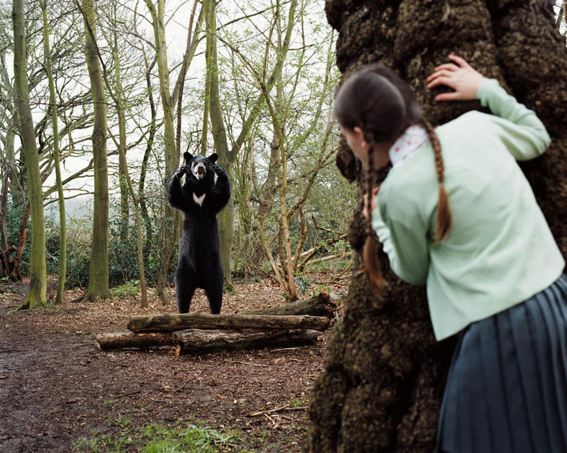 西方人,儿童,背部,一个人,站,举,横图,室外,白天,正面,纯洁,草地,草坪,植物,野生动物,熊,欧洲,欧洲人,仅一个女性,仅一个人,躲藏,服装,注视,休闲装,草,树,树木,一只,小孩,衣服,蓝色,绿色,蓝天,天空,自然,动物,天,观察,看,托,站着,仅一个小孩,休闲,休闲服,可爱,童年,童趣,服饰,生长,晴朗,成长,观看,察看,关注,投降,凶猛,童真,烂漫,无邪,佩服,万里无云,降服,投诚,残暴,天真,凶残,女孩,女人,女性,白种人,孩子,晴空,晴空万里,屈膝,棕熊,马熊,举起,举手,举着,向上举,向上伸,向上托,站立,半身,彩图,女生