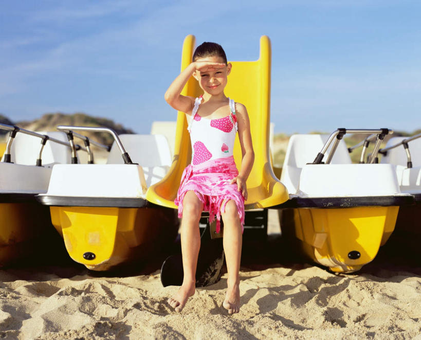 西方人,儿童,腿部,脚,脚趾,脚趾甲,腿,一个人,站,横图,室外,白天,正面,泳装,比基尼,纯洁,船,欧洲,欧洲人,仅一个女性,仅一个人,阴影,光线,影子,云,云朵,云彩,注视,光脚,小孩,蓝色,白云,蓝天,天空,阳光,交通工具,天,观察,看,站着,仅一个小孩,赤脚,可爱,童年,童趣,遮,遮掩,游乐设施,晴朗,观看,察看,掩盖,舟,遮挡,关注,载具,脚踏船,童真,烂漫,无邪,遮盖,掩饰,天真,女孩,女人,女性,白种人,孩子,脚指甲,晴空,站立,彩图,全身,三点式,泳衣,女生