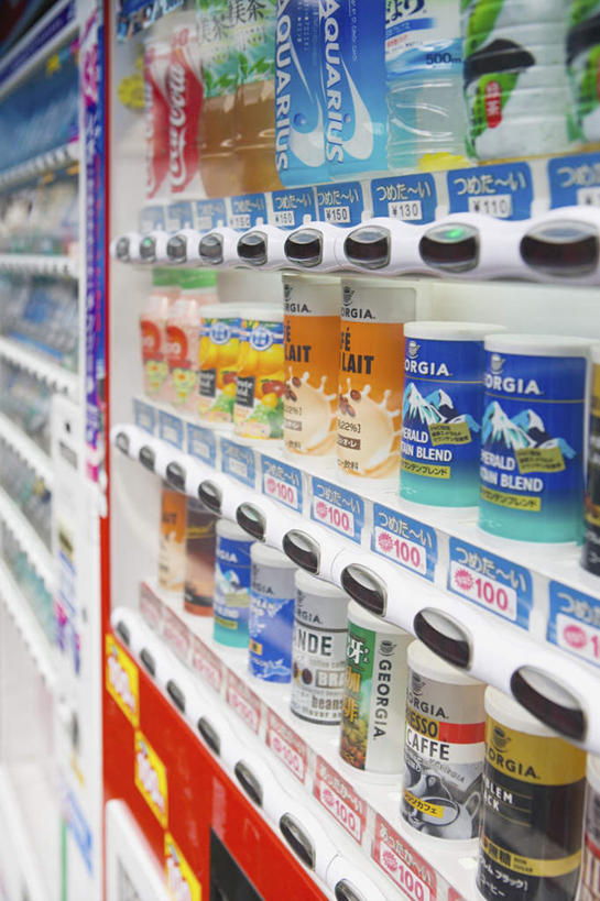 无人,竖图,室内,特写,白天,正面,购物,消费,机器,金属制品,日本,亚洲,许多,阴影,朦胧,模糊,反射,金属,包装,罐子,影子,设备,自动贩卖机,自动售货机,饮料,排列,容器,金融,百货,易拉罐,销售,贩卖,选购,贸易,东亚,日本国,摆列,彩图,布列,分列