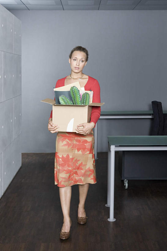 西方人,一个人,商务人士,商务女性,走,竖图,室内,白天,正面,高跟鞋,裙子,时尚,植物,地板,桌子,仙人掌,鞋子,椅子,欧洲,欧洲人,仅一个年轻女性,仅一个女性,仅一个人,握,套装,包装,材料,档案,火焰,文件,纸,纸箱,办公桌,墙,草药,地面,拿,拿着,注视,长裙,中药,木地板,墙壁,墙面,一个,灰色,会议椅,容器,手稿,箱子,资料,观察,看,握着,单个,观看,半身裙,解雇,办公椅,证明,察看,关注,时髦,文档,纸板箱,药材,中草药,商务装,辞退,工薪阶层,包装箱,中药材,本草,牛舌头,商务椅,培训椅,开除,时兴,年轻女性,女人,女性,白种人,白领,上班族,玉芙蓉,仙巴掌,火掌,霸王树,步行,散步,走路,彩图,全身