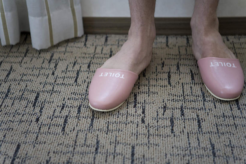 西方人,一个人,站,横图,俯视,室内,特写,白天,地毯,卫生间,浴室,欧洲,欧洲人,仅一个男性,仅一个人,朦胧,模糊,装饰,编织,手工艺品,墙,织物,墙壁,墙面,仅一个年轻男性,粉色,白色,帘子,工艺品,拖鞋,站着,遮,遮掩,华丽,修饰,点缀,遮挡,卫浴设备,遮盖,浴帘,衬托,美观,雅致,雅观,男人,男性,年轻男性,白种人,淋浴房,站立,半身,彩图,高角度拍摄,冲凉房,沐浴间,沐浴室