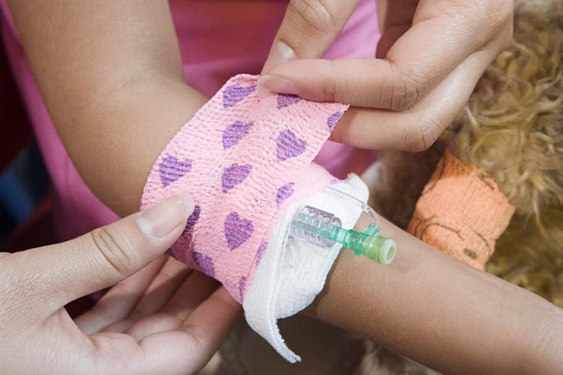 西方人,儿童,手,两个人,医生,病人,坐,横图,俯视,室内,特写,白天,爱情,纯洁,欧洲,欧洲人,双手,握,阴影,服装,爱心,朦胧,模糊,反射,纱布,玩偶,影子,浪漫,拿,拿着,休闲装,小孩,衣服,医护人员,医疗人员,休闲,温暖,温馨,心形,手部,休闲服,针管,针筒,恩爱,可爱,童年,童趣,治疗,握着,注射,服饰,固定,和睦,医疗,医疗设备,注射器,输液,童真,打点滴,烂漫,无邪,输液瓶,静脉输液,止血,天真,年轻女性,女孩,女人,女性,白种人,孩子,心型,大夫,患者,就医者,绷带,坐着,半身,彩图,高角度拍摄,融洽,女生