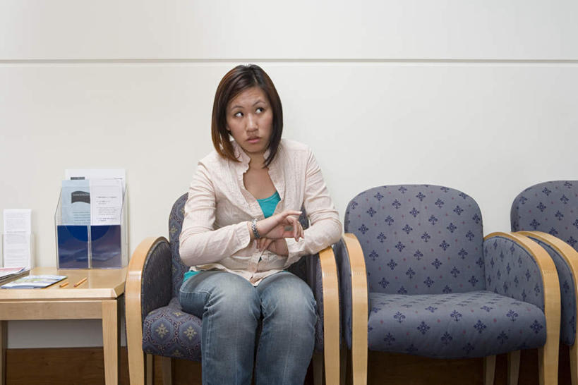 东方人,一个人,医院,坐,横图,室内,白天,正面,沙发,亚洲,仅一个年轻女性,仅一个女性,仅一个人,服装,时间,时钟,手表,墙,计时,注视,休闲装,黄种人,墙壁,墙面,一个,衣服,白色,钟表,观察,看,休闲,休闲服,表,服饰,单个,观看,担忧,腕表,察看,忧虑,关注,忧郁,布艺沙发,医疗机构,担心,年轻女性,女人,女性,亚洲人,钟,坐着,半身,彩图,病院,诊所