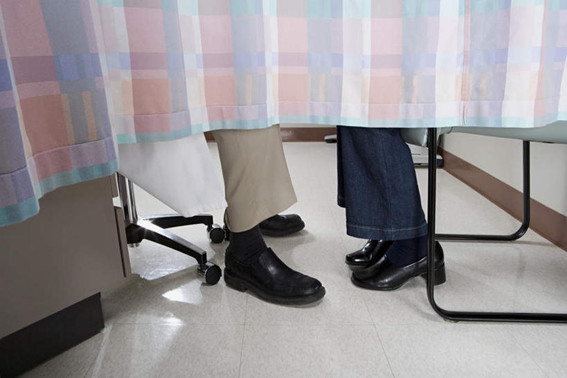 西方人,两个人,医生,病人,坐,横图,俯视,室内,特写,白天,鞋,窗帘,鞋子,椅子,欧洲,欧洲人,裤子,装饰,皮革,相视,帘子,医护人员,医疗人员,面对面,遮阳,对视,华丽,修饰,点缀,相对,相看,衬托,美观,雅致,雅观,男人,男性,女人,女性,中年男性,中年女性,白种人,大夫,患者,就医者,坐着,半身,彩图,高角度拍摄,皮鞋