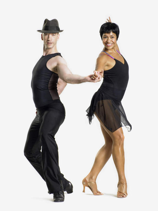 西方人,两个人,伙伴,朋友,举,抱,竖图,室内,白天,白色背景,侧面,裙子,跳舞,友谊,热情,合作,团队,帽子,欧洲,欧洲人,连衣裙,注视,礼帽,黑色,观察,看,托,激情,战略,摄影,影棚,抱着,观看,察看,搂着,关注,舞姿,联合,合谋,一顶,豪情,狂热,萨尔萨,萨尔萨舞,配合,协作,男人,男性,女人,女性,中年男性,中年女性,白种人,举起,举手,举着,搂,搂抱,向上举,向上伸,向上托,彩图,全身,影棚拍摄,拍摄,舞蹈