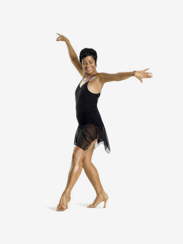 西方人,腿部,脚,脚趾,脚趾甲,腿,一个人,站,举,竖图,室内,白天,白色背景,正面,裙子,跳舞,热情,欧洲,欧洲人,仅一个女性,仅一个人,连衣裙,注视,光脚,观察,看,托,站着,仅一个中年女性,赤脚,激情,摄影,影棚,观看,察看,关注,舞姿,豪情,狂热,萨尔萨,萨尔萨舞,女人,女性,中年女性,白种人,脚指甲,举起,举手,举着,向上举,向上伸,向上托,站立,彩图,全身,影棚拍摄,拍摄,舞蹈