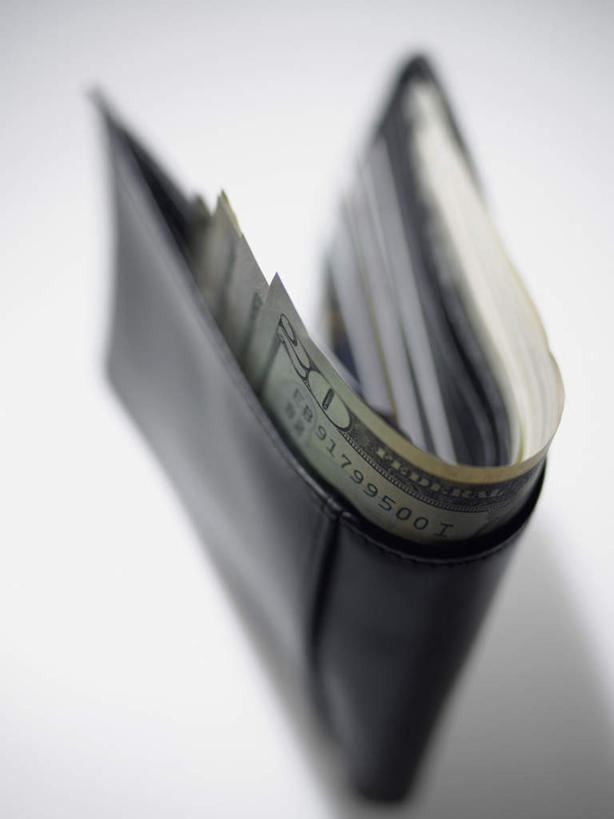 无人,竖图,俯视,室内,特写,白天,钱,静物,阴影,朦胧,模糊,反射,钱币,影子,三张,一个,黑色,钞票,金融,纸币,摄影,皮夹子,钱包,影棚,经济,单个,零钱包,皮夹,流通,纸钞,贸易,货币,现金,彩图,高角度拍摄,影棚拍摄,拍摄