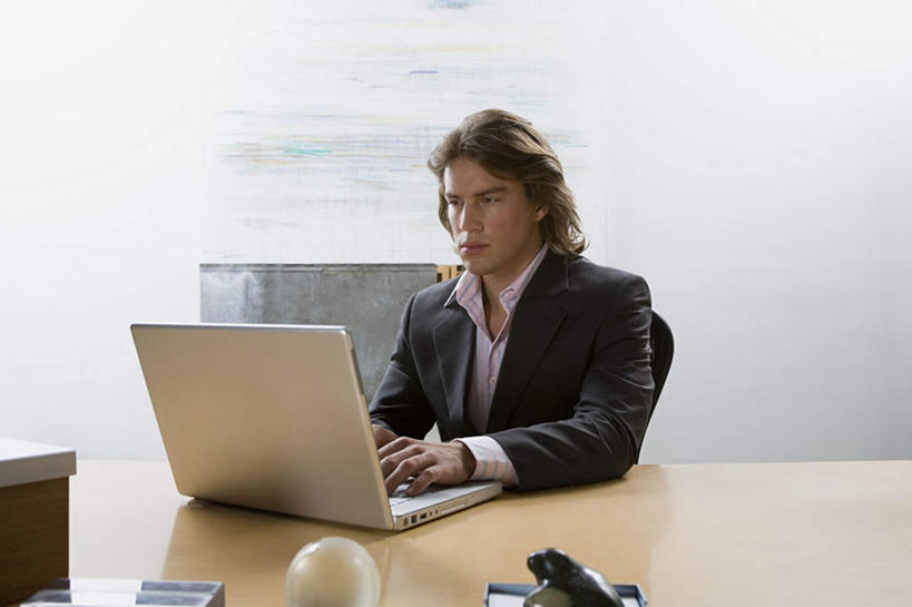 西方人,一个人,商务人士,商务男性,办公室,坐,横图,室内,白天,正面,衬衫,电脑,笔记本电脑,家具,桌子,椅子,欧洲,欧洲人,仅一个男性,仅一个人,连接,敲打,组合,套装,网络,办公桌,墙,办公用品,订书机,注视,输入,通讯设备,墙壁,墙面,仅一个年轻男性,一个,白色,会议椅,打字,观察,看,单个,观看,点击,链接,一台,敲击,办公椅,察看,无线,装订,关注,拼接,杠杆,拼凑,通信设备,商务装,无线网络,无线上网,便携式电脑,订书器,工薪阶层,办公家具,拼合,凑集,聚合,撮合,链结,缝合,商务椅,培训椅,按键,手提电脑,男人,男性,年轻男性,白种人,白领,上班族,坐着,半身,彩图,衬衣