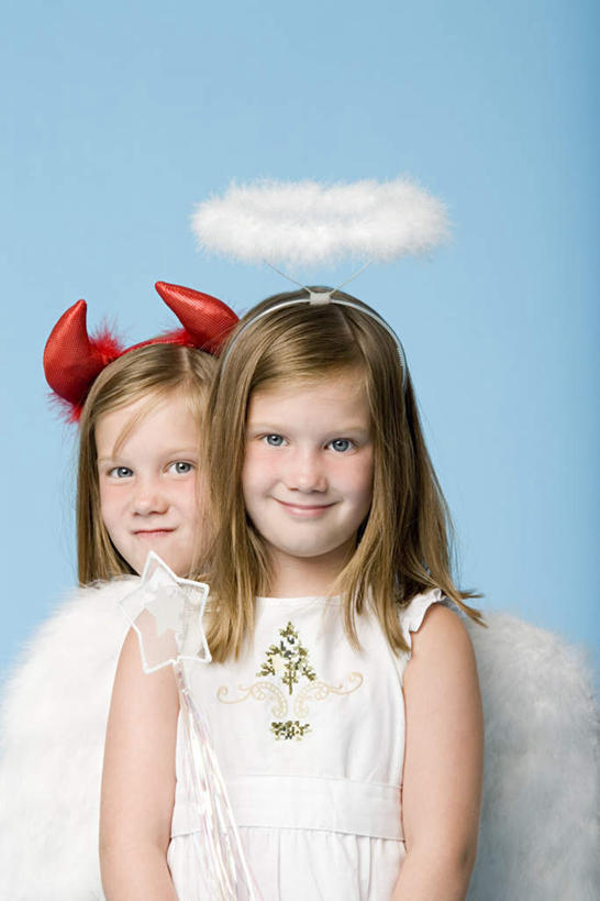 西方人,儿童,两个人,伙伴,朋友,站,笑,微笑,竖图,室内,白天,正面,裙子,友谊,纯洁,欧洲,欧洲人,阴影,蓝色背景,连衣裙,服装,装饰,反射,翅膀,影子,注视,休闲装,小孩,衣服,发箍,发饰,饰品,观察,看,站着,休闲,休闲服,可爱,童年,童趣,摄影,服饰,影棚,头箍,观看,察看,关注,恶魔,发卡,童真,烂漫,无邪,配饰,天真,友情,女孩,女人,女性,白种人,光环,站立,半身,彩图,影棚拍摄,拍摄,女生