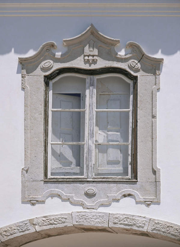 无人,竖图,室外,特写,白天,仰视,度假,美景,窗户,窗帘,城市风光,城市,雕塑,葡萄牙,欧洲,阴影,艺术,装饰,光线,雕刻,雕像,影子,墙,景观,娱乐,石雕,玻璃窗,墙壁,墙面,白色,帘子,工艺品,享受,休闲,遮阳,景色,放松,纪念,华丽,修饰,美术,点缀,南欧,主题,陈列,功能,美学,衬托,美观,雅致,雅观,葡萄牙共和国,阿尔加维,彩图,低角度拍摄