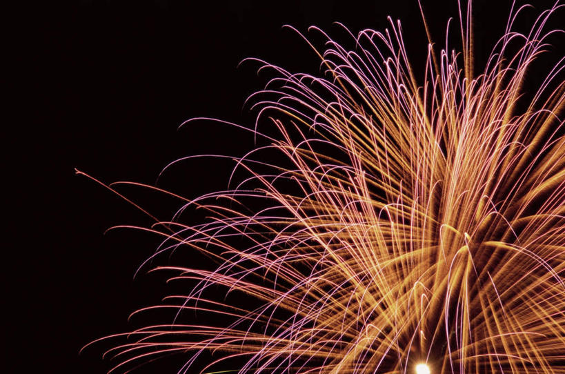 无人,横图,室外,特写,夜晚,仰视,爆炸,烟火,阴影,光线,火焰,影子,辉煌,燃烧,放射,紫色,焰火,点燃,灿烂,橙色,喷射,火光,礼花,五彩缤纷,花炮,礼花炮,绚烂,光耀,烟花,彩图,低角度拍摄