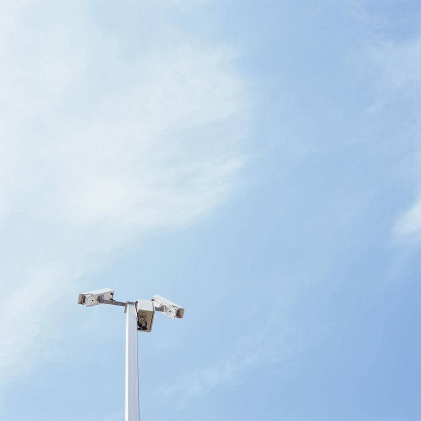 无人,方图,室外,特写,白天,仰视,显示器,阴影,光线,屏幕,影子,云,云朵,云彩,显示屏,蓝色,白云,蓝天,天空,阳光,天,观察,晴朗,察看,调查,监视器,监控,输出设备,考察,监控设备,观测,视察,监控设置,监控装备,晴空,彩图,低角度拍摄