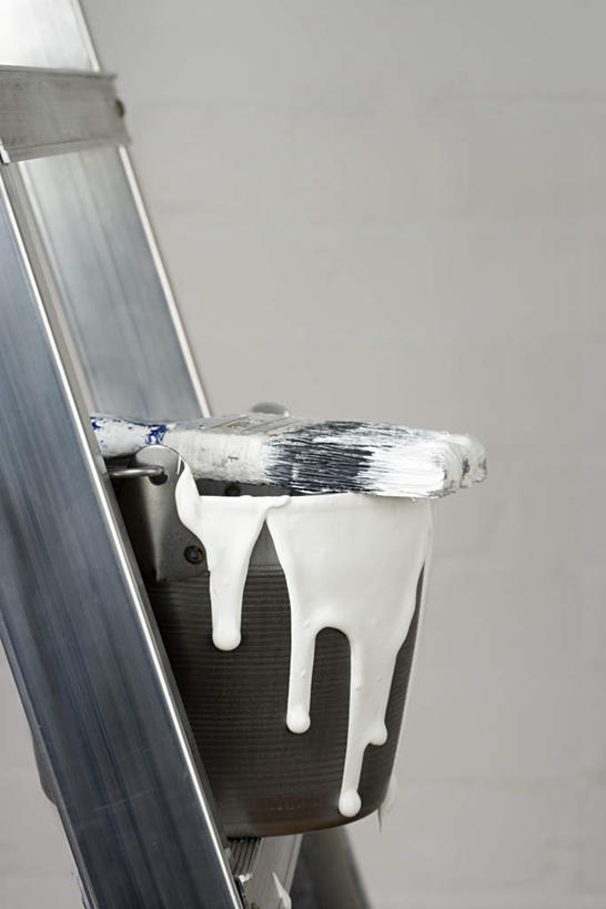 无人,攀登,竖图,室内,特写,白天,正面,装修,静物,金属制品,装饰,金属,材料,梯子,铁桶,桶,阶梯,墙,装潢,墙壁,墙面,白色,灰色,容器,爬,上升,储藏,油漆,保护,涂料,储存,人字梯,登高,攀爬,彩图,贮存