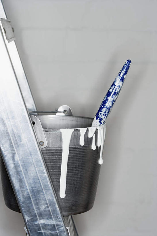 无人,攀登,竖图,室内,特写,白天,正面,装修,静物,金属制品,装饰,金属,材料,梯子,铁桶,桶,阶梯,墙,装潢,墙壁,墙面,白色,灰色,粉刷,容器,刷子,爬,上升,储藏,油漆,保护,涂料,储存,人字梯,登高,攀爬,彩图,贮存