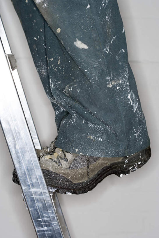 西方人,一个人,站,攀登,竖图,室内,特写,白天,侧面,运动鞋,装修,鞋子,金属制品,欧洲,欧洲人,仅一个男性,仅一个人,一双,裤子,装饰,金属,材料,梯子,阶梯,墙,装潢,墙壁,墙面,仅一个年轻男性,灰色,站着,爬,肮脏,上升,油漆,休闲鞋,保护,涂料,邋遢,人字梯,登高,龌龊,污秽,男人,男性,年轻男性,白种人,攀爬,站立,半身,彩图