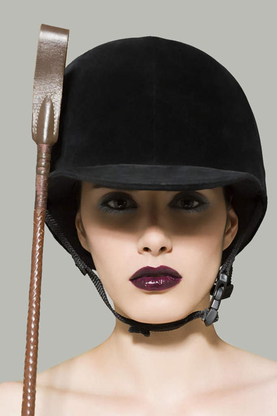 西方人,脸,头,眼睛,脸颊,眉毛,睫毛,一个人,竖图,室内,特写,白天,正面,化妆,美容,帽子,欧洲,欧洲人,瞳孔,仅一个年轻女性,仅一个女性,仅一个人,护肤,灰色背景,注视,礼帽,肩膀,一个,黑色,观察,看,保养,享受,休闲,放松,保健,眼部,摄影,影棚,单个,观看,察看,关注,马鞭,养颜,一顶,年轻女性,女人,女性,白种人,头部,睫,脸部,脸蛋,眉,面部,眼,眼睫毛,眼眉,半身,彩图,影棚拍摄,拍摄,眼眉毛