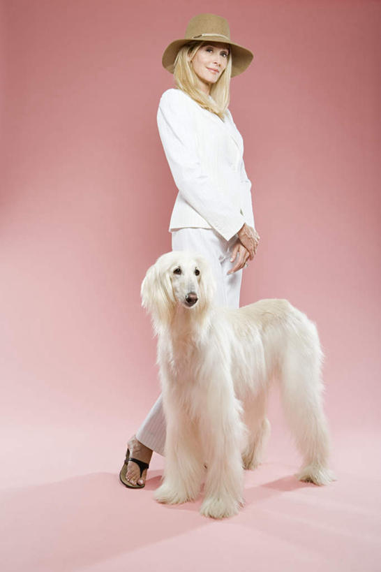 西方人,一个人,站,笑,微笑,露齿笑,竖图,室内,白天,正面,高跟鞋,裙子,时尚,宠物,狗,帽子,鞋子,欧洲,欧洲人,仅一个年轻女性,仅一个女性,仅一个人,握,阴影,粉色背景,服装,反射,草帽,影子,注视,休闲装,长裙,一只,衣服,动物,观察,看,站着,休闲,休闲服,可爱,握着,摄影,服饰,影棚,观看,半身裙,察看,关注,时髦,忠诚,阿富汗狗,阿富汗猎犬,阿富汗犬,时兴,年轻女性,女人,女性,白种人,犬,站立,彩图,全身,影棚拍摄,拍摄