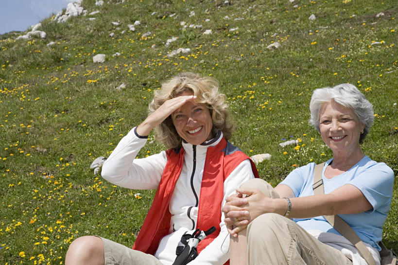 西方人,两个人,伙伴,朋友,坐,笑,微笑,露齿笑,横图,室外,白天,正面,运动服,友谊,草地,草坪,山,山脉,植物,欧洲,欧洲人,服装,盛开,山峰,山峦,花蕾,注视,草,花,花瓣,花朵,鲜花,衣服,绿色,群山,花苞,花蕊,观察,看,遮,遮掩,服饰,观看,察看,掩盖,遮挡,衣着,穿着,关注,遮盖,掩饰,衣饰,友情,老年女性,女人,女性,白种人,坐着,半身,彩图,运动装