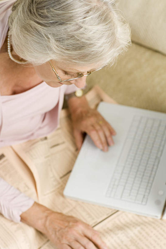 西方人,一个人,客厅,坐,竖图,俯视,室内,白天,电脑,笔记本电脑,沙发,项链,欧洲,欧洲人,仅一个女性,仅一个人,敲打,握,服装,网络,笔,眼镜,办公用品,拿,拿着,注视,休闲装,输入,通讯设备,文具,装饰品,衣服,饰品,首饰,学习用品,打字,观察,看,休闲,休闲服,握着,服饰,仅一个老年女性,观看,老花镜,点击,敲击,文具用品,察看,无线,起居室,关注,通信设备,无线网络,布艺沙发,无线上网,便携式电脑,客堂,远视眼镜,镇纸,压尺,镇尺,纸镇,按键,手提电脑,老年女性,女人,女性,白种人,坐着,半身,彩图,高角度拍摄