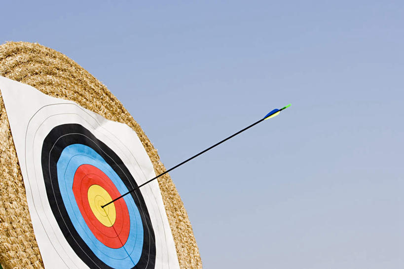 无人,横图,室外,特写,白天,正面,静物,阴影,光线,影子,箭头,蓝色,蓝天,天空,阳光,天,靶子,武器,战争,晴朗,兵器,万里无云,远程,冷兵器,簇,矢,弓鞬,弓套,晴空,晴空万里,彩图