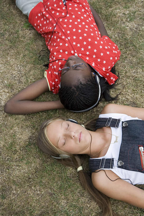 西方人,两个人,伙伴,朋友,躺,闭眼,竖图,俯视,室外,白天,快乐,满意,友谊,幸福,植物,欧洲,非洲,黑人,欧洲人,抱头,阴影,服装,枯萎,光线,影子,枯草,音响,音乐,休闲装,娱乐,草,衣服,黄色,耳机,享受,休息,休闲,休闲服,放松,服饰,舒适,享乐,歇息,捧首,捧头,苏息,卧着,友情,年轻女性,女人,女性,白种人,非洲人,闭眼睛,闭着眼,闭着眼睛,躺着,卧,半身,彩图,高角度拍摄