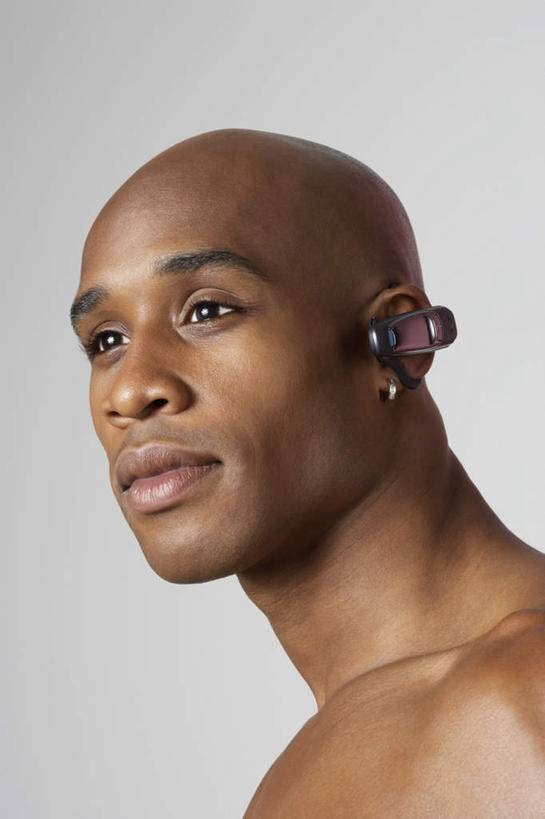 西方人,脸,头,脸颊,秃头,一个人,打电话,竖图,室内,特写,白天,白色背景,正面,电话,手机,欧洲,非洲,黑人,欧洲人,仅一个男性,仅一个人,注视,通讯设备,肩膀,仅一个年轻男性,观察,看,摄影,影棚,观看,察看,关注,蓝牙,交流,男人,男性,年轻男性,非洲人,头部,光头,无发,脸部,脸蛋,面部,沟通,通话,半身,彩图,影棚拍摄,拍摄