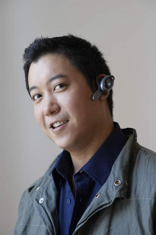 东方人,脸,头,脸颊,一个人,站,笑,打电话,微笑,露齿笑,竖图,室内,特写,白天,正面,电话,手机,亚洲,仅一个男性,仅一个人,仅一个中年男性,服装,注视,休闲装,黄种人,通讯设备,肩膀,衣服,观察,看,站着,休闲,休闲服,摄影,服饰,影棚,观看,察看,关注,蓝牙,交流,男人,男性,中年男性,亚洲人,头部,脸部,脸蛋,面部,沟通,通话,站立,半身,彩图,影棚拍摄,拍摄