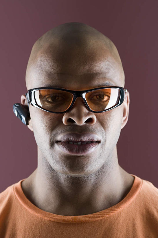 西方人,脸,头,脸颊,一个人,站,打电话,竖图,室内,特写,白天,正面,电话,手机,欧洲,非洲,黑人,欧洲人,仅一个男性,仅一个人,仅一个中年男性,服装,墨镜,眼镜,注视,休闲装,通讯设备,肩膀,衣服,太阳镜,太阳眼镜,观察,看,站着,休闲,休闲服,橙色,遮阳镜,摄影,服饰,影棚,观看,察看,关注,蓝牙,交流,男人,男性,中年男性,非洲人,头部,脸部,脸蛋,面部,沟通,通话,站立,半身,彩图,影棚拍摄,拍摄