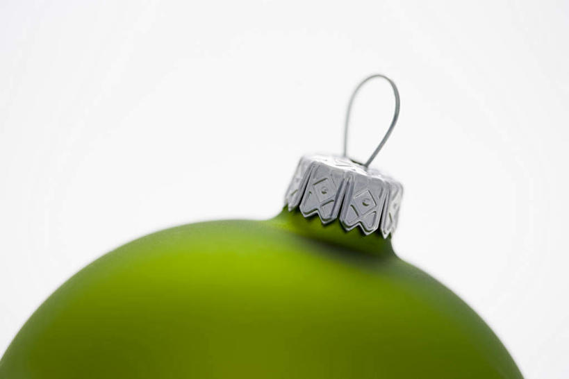 无人,横图,室内,特写,白天,白色背景,正面,静物,装饰,挂饰,圣诞球,球,一个,绿色,球体,摄影,影棚,单个,华丽,修饰,点缀,衬托,美观,雅致,雅观,彩图,影棚拍摄,拍摄