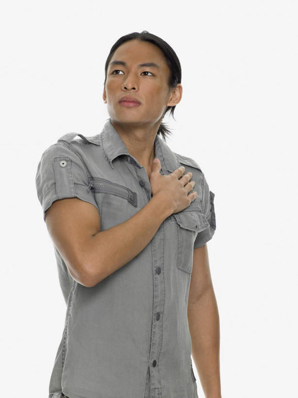 西方人,一个人,摸,竖图,室内,白天,白色背景,正面,旗帜,国旗,欧洲,欧洲人,仅一个男性,仅一个人,一面,抚摸,阴影,服装,反射,影子,注视,休闲装,仅一个年轻男性,衣服,观察,看,休闲,休闲服,美国国旗,摄影,服饰,影棚,观看,察看,敬礼,关注,还礼,男人,男性,年轻男性,白种人,旗,触摸,接触,半身,彩图,影棚拍摄,拍摄