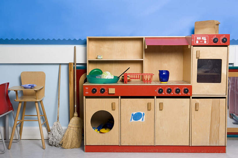 无人,横图,室内,白天,正面,厨房,柜子,椅子,电器,工具,扫帚,木椅,墙,储物柜,拖把,墙壁,墙面,清洁,洗衣机,扫把,卫生,家电,家用电器,储存,保洁,笤帚,储备,蕴藏,贮备,清洗,洗涤,彩图,灶间,贮存