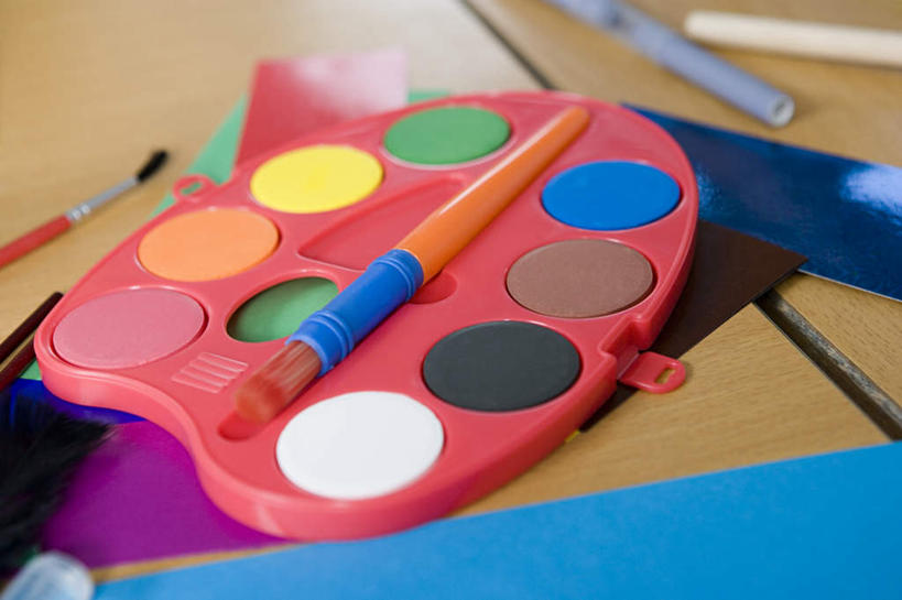 无人,学校,横图,俯视,室内,特写,白天,绘画,桌子,静物,朦胧,模糊,艺术,笔,办公用品,画板,美术用品,书桌,校园,文具,画笔,课桌,学习用品,教室,颜料,文具用品,美术,绘画工具,彩图,高角度拍摄