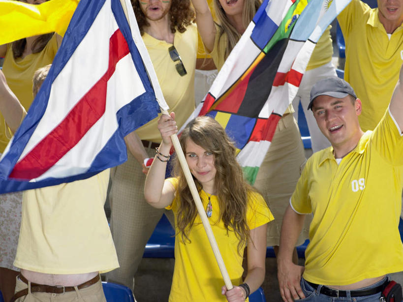 西方人,伙伴,朋友,观众,体育馆,运动场,举,笑,微笑,露齿笑,横图,室外,白天,正面,运动服,友谊,旗帜,国旗,帽子,椅子,欧洲,欧洲人,服装,欢呼,许多人,注视,体育场,运动帽,衣服,观察,看,托,一群人,鸭舌帽,服饰,观看,察看,挥动,挥舞,喝彩,衣着,穿着,关注,运动馆,衣饰,摆荡,友情,男人,男性,年轻男性,年轻女性,女人,女性,白种人,观赏人员,旗,举起,举手,举着,向上举,向上伸,向上托,半身,彩图,运动装