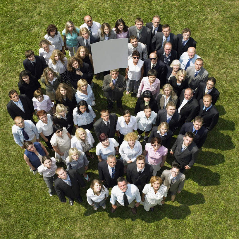 西方人,伙伴,同事,朋友,商务人士,商务男性,商务女性,站,举,竖图,俯视,室外,白天,衬衫,友谊,成功,合作,团队,集体,信心,草地,草坪,植物,欧洲,欧洲人,握,阴影,套装,光线,影子,领带,许多人,拿,拿着,注视,队伍,布告,草,绿色,阳光,观察,看,托,站着,一群人,战略,握着,观看,察看,领导,象征,庄重,成就,关注,商务装,身份,合伙,领袖,工薪阶层,通告,联合,合谋,正式,地位,配合,协作,男人,男性,女人,女性,中年男性,中年女性,白种人,白领,上班族,举起,举手,举着,向上举,向上伸,向上托,站立,彩图,高角度拍摄,全身,衬衣