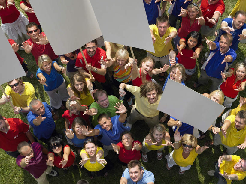 西方人,伙伴,朋友,站,举,横图,俯视,室外,白天,友谊,草地,草坪,植物,欧洲,欧洲人,握,服装,许多人,拿,拿着,注视,休闲装,布告,草,衣服,绿色,观察,看,托,站着,一群人,休闲,休闲服,握着,服饰,观看,察看,关注,通告,友情,男人,男性,年轻男性,年轻女性,女人,女性,中年男性,中年女性,白种人,举起,举手,举着,向上举,向上伸,向上托,站立,半身,彩图,高角度拍摄