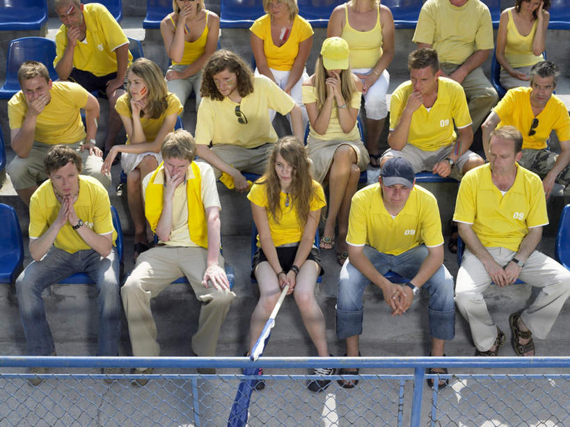 西方人,伙伴,朋友,观众,体育馆,运动场,坐,横图,室外,白天,正面,失败,友谊,帽子,椅子,欧洲,欧洲人,一排,服装,沮丧,整齐,并列,并排,塑料,许多人,注视,休闲装,体育场,运动帽,排列,衣服,黄色,塑料制品,观察,看,一群人,休闲,难受,休闲服,鸭舌帽,无奈,服饰,观看,失望,悲伤,察看,伤心,难过,队列,关注,失落,平行,颓废,挫败,受挫,落败,落空,错过,失足,失意,失策,失算,颓丧,衰颓,悲哀,懊丧,颓靡,气馁,丧气,运动馆,败北,挫折,失利,友情,男人,男性,年轻男性,年轻女性,女人,女性,白种人,观赏人员,坐着,半身,彩图