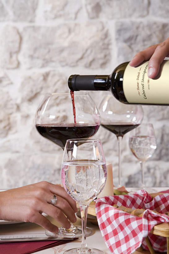 点心,面包,红酒,葡萄酒,西方人,中年人,手,两个人,家庭,夫妻,餐厅,竖图,室外,白天,侧面,爱情,旅游,度假,桌面,桌子,杯子,欧洲,欧洲人,握,花纹,木制,布,高脚杯,图案,墙,食品,面点,红酒杯,酒类,浪漫,拿,布纹,红酒瓶,拿着,娱乐,墙壁,墙面,玻璃制品,酒,酒瓶,装饰品,食物,糕点,饮料,玻璃瓶,戒指,酒杯,木制品,瓶子,饰品,首饰,享受,休闲,温暖,温馨,一家人,手部,红葡萄酒,恩爱,放松,握着,恋人,布匹,信物,和睦,权利,手饰,男人,男性,女人,女性,中年男性,中年女性,白种人,夫妇,情侣,玻璃杯,半身,彩图,餐馆,饭店,饭馆,伴侣,融洽