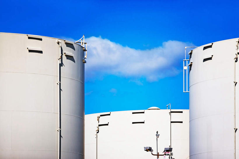 无人,工厂,横图,室外,白天,仰视,度假,石油,美景,城市风光,城市,路灯,照明,阴影,光线,桶,影子,景观,云,云朵,灯光,云彩,娱乐,灯,蓝色,白云,蓝天,天空,阳光,容器,天,享受,休闲,景色,放松,晴朗,储藏,照亮,照明设备,储存,煤油,晴空,彩图,低角度拍摄,工地,制造厂,贮存