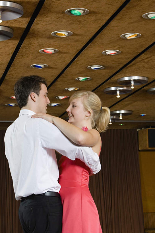 西方人,两个人,站,抱,笑,微笑,露齿笑,竖图,彩色,室内,白天,侧面,晚礼服,爱情,跳舞,照明,欧洲,欧洲人,阴影,光线,影子,灯光,浪漫,注视,灯,灯具,观察,看,站着,温暖,温馨,恩爱,恋人,抱着,观看,优雅,五颜六色,聚光灯,华丽,照亮,色彩斑斓,和睦,察看,搂着,照明设备,关注,五彩缤纷,舞姿,燕尾服,五彩斑斓,华尔兹,五光十色,圆舞,圆舞曲,男人,男性,年轻男性,年轻女性,女人,女性,白种人,情侣,怀抱,搂,搂抱,相抱,拥抱,站立,半身,彩图,晚宴服,舞会服,洋服,洋装,夜礼服,舞蹈,伴侣,融洽