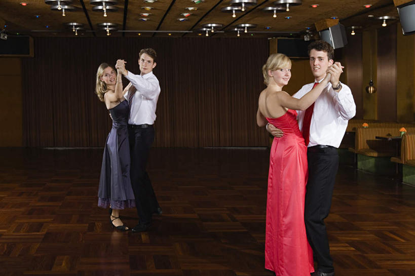 西方人,四个人,伙伴,朋友,站,抱,笑,微笑,露齿笑,横图,彩色,室内,白天,侧面,晚礼服,爱情,跳舞,友谊,照明,欧洲,欧洲人,阴影,光线,影子,灯光,浪漫,注视,灯,灯具,观察,看,站着,温暖,温馨,恩爱,恋人,抱着,观看,优雅,五颜六色,聚光灯,华丽,照亮,色彩斑斓,和睦,察看,搂着,照明设备,关注,五彩缤纷,舞姿,燕尾服,五彩斑斓,华尔兹,五光十色,圆舞,圆舞曲,友情,男人,男性,年轻男性,年轻女性,女人,女性,白种人,情侣,怀抱,搂,搂抱,相抱,拥抱,站立,彩图,全身,晚宴服,舞会服,洋服,洋装,夜礼服,舞蹈,伴侣,融洽