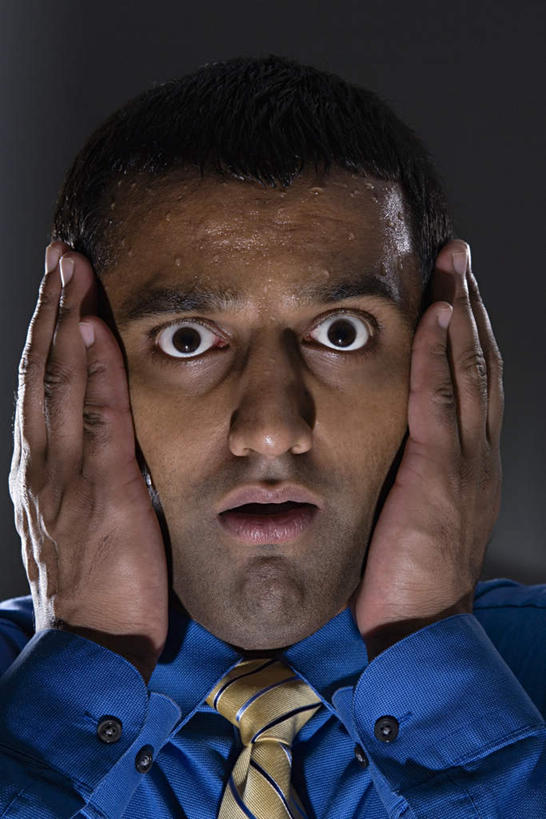 脸,头,脸颊,手,一个人,商务人士,商务男性,摸,竖图,室内,特写,白天,正面,衬衫,亚洲,双手,仅一个男性,仅一个人,抚摸,套装,领带,注视,肩膀,仅一个年轻男性,观察,看,张嘴,手部,观看,察看,恐怖,象征,庄重,关注,惧怕,商务装,身份,张大嘴巴,工薪阶层,正式,地位,惊骇,恐惊,恐惧,男人,男性,年轻男性,亚洲人,印度人,头部,脸部,脸蛋,面部,白领,上班族,张开嘴,触摸,接触,半身,彩图,衬衣